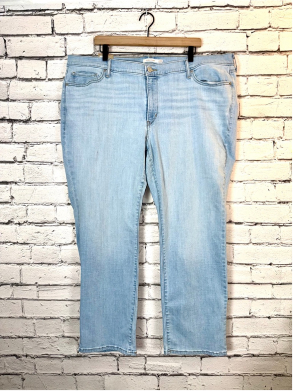 Women's Levi's Jeans size 24W Classic Straight Light Blue Wash Mid Rise 30’ NWT